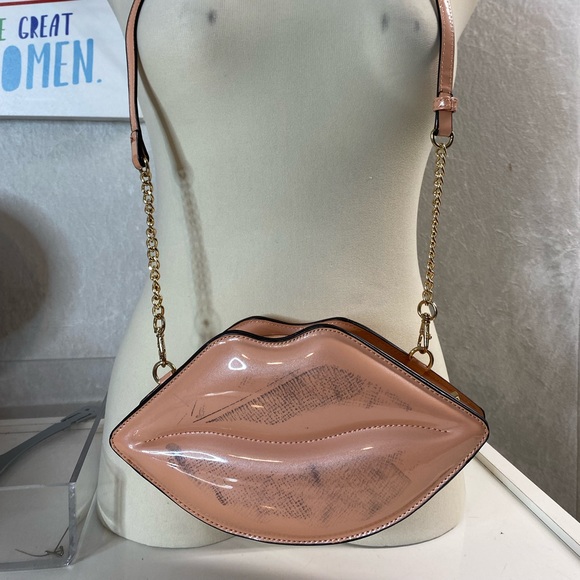 Valentine’s lips purse - Picture 2 of 4